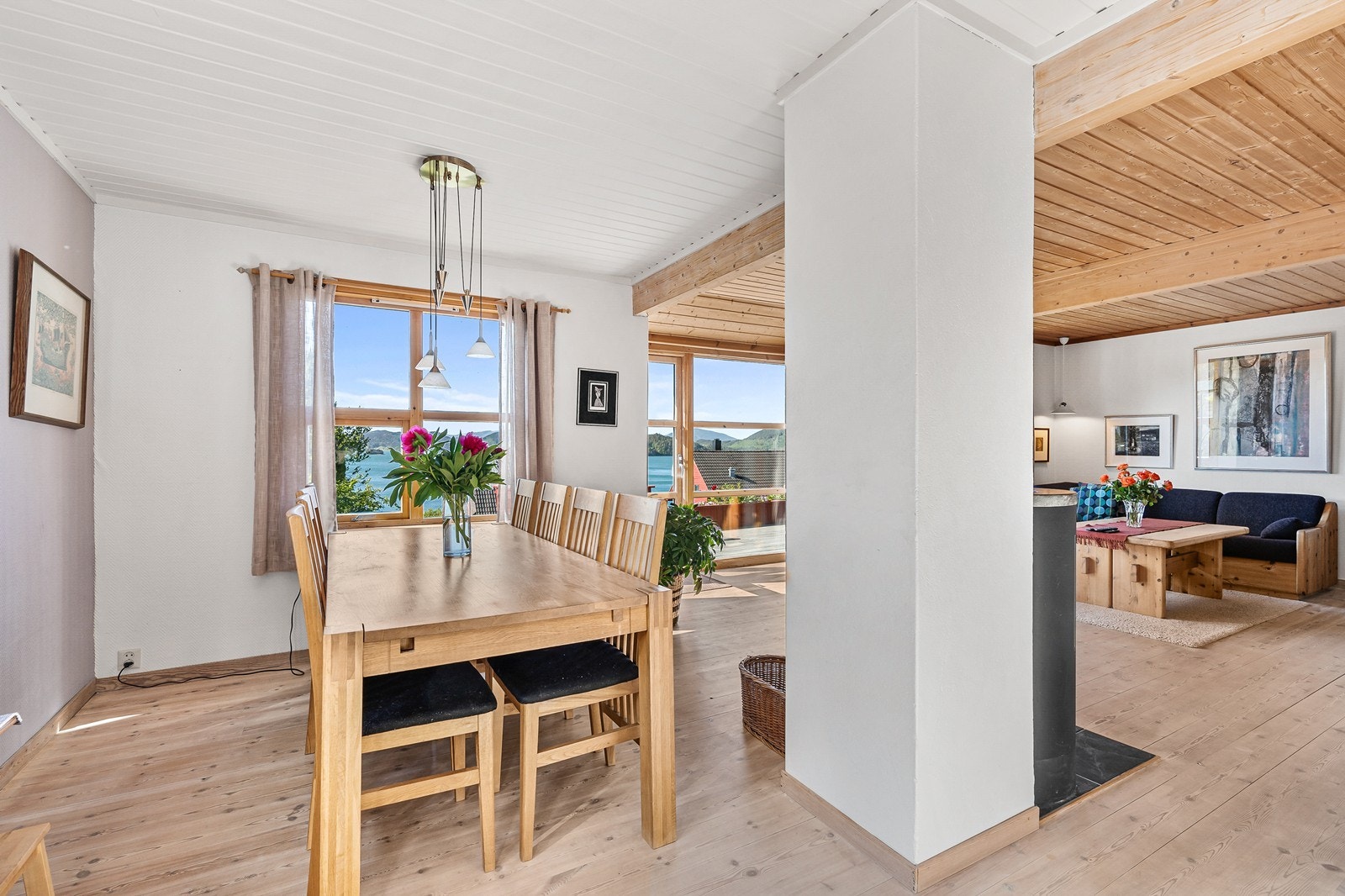 Kjøkkenet er opplyst oppgradert i 2004, av Sunde snekkeri. Galleribilde