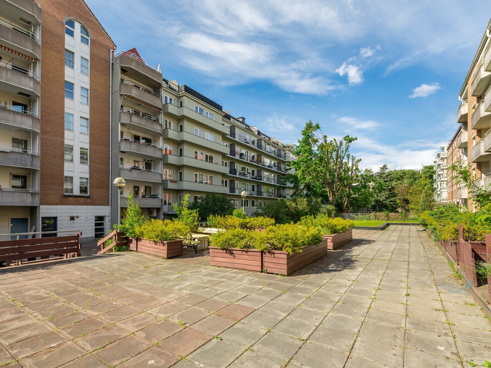 Bakgården er pent opparbeidet med gressplen, trær og busker. Her er det også flere sittegrupper. Galleribilde