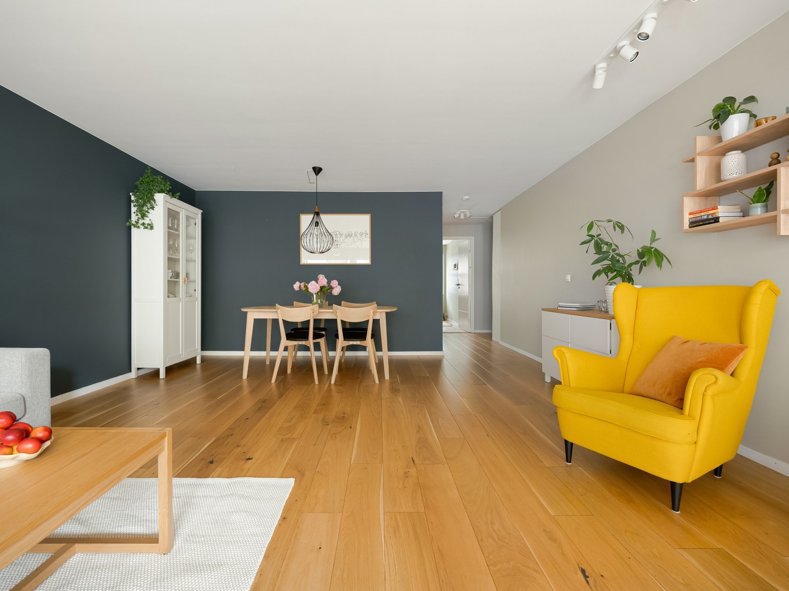 Tilbake i leiligheten får man oppleve en av fordelene med kombinasjonen av størrelse og den gode planløsningen. Galleribilde