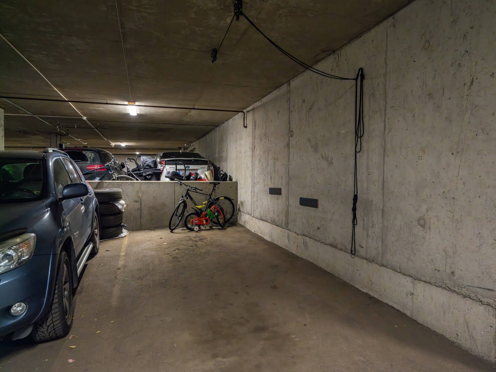 Med leiligheten følger det også garasjeplass i kjeller. Det er mulighet for å montere el-billader på plassen. Galleribilde