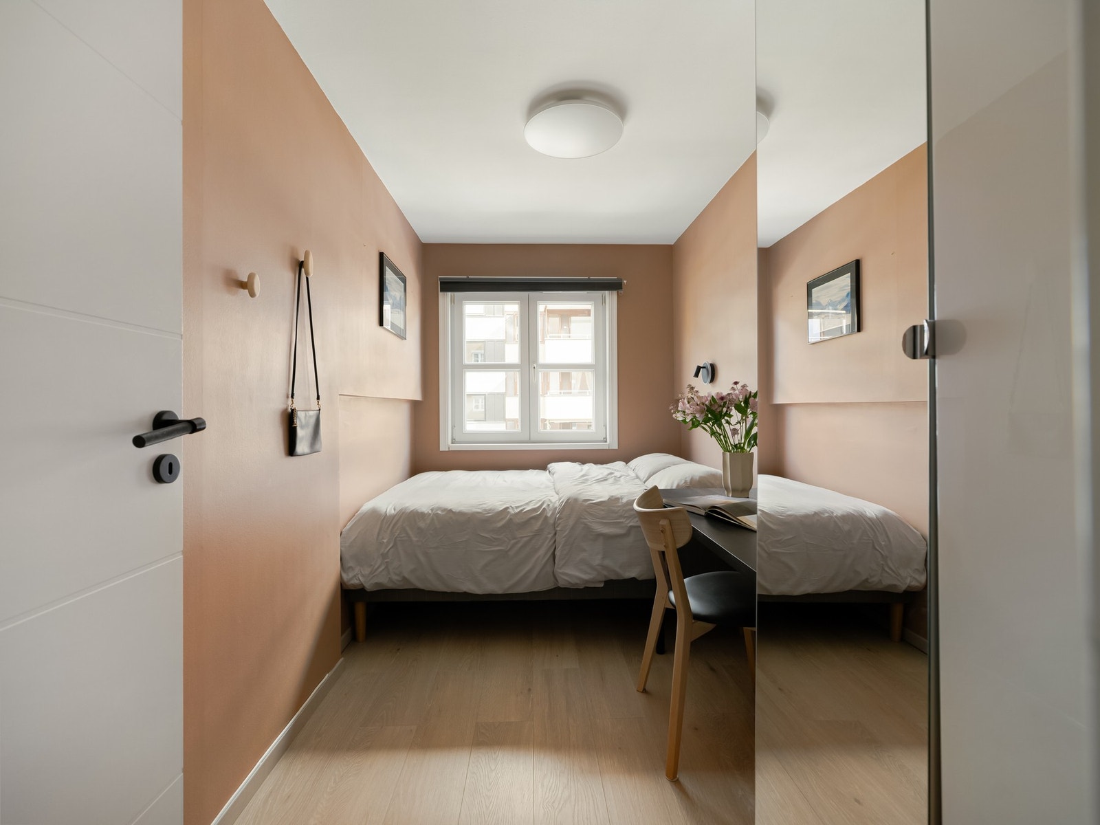 Da er vi kommet til det siste soverommet, som i dag brukes som gjesterom og kontor. Galleribilde