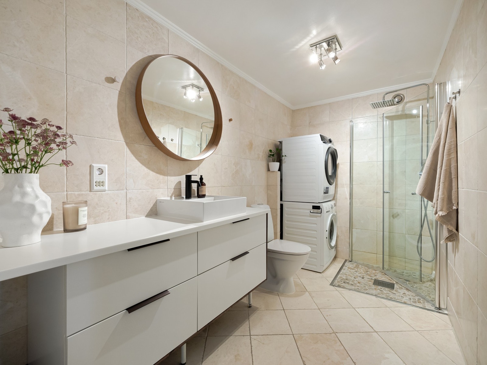 Mellom stuen og kjøkkenet finner vi badet. Galleribilde