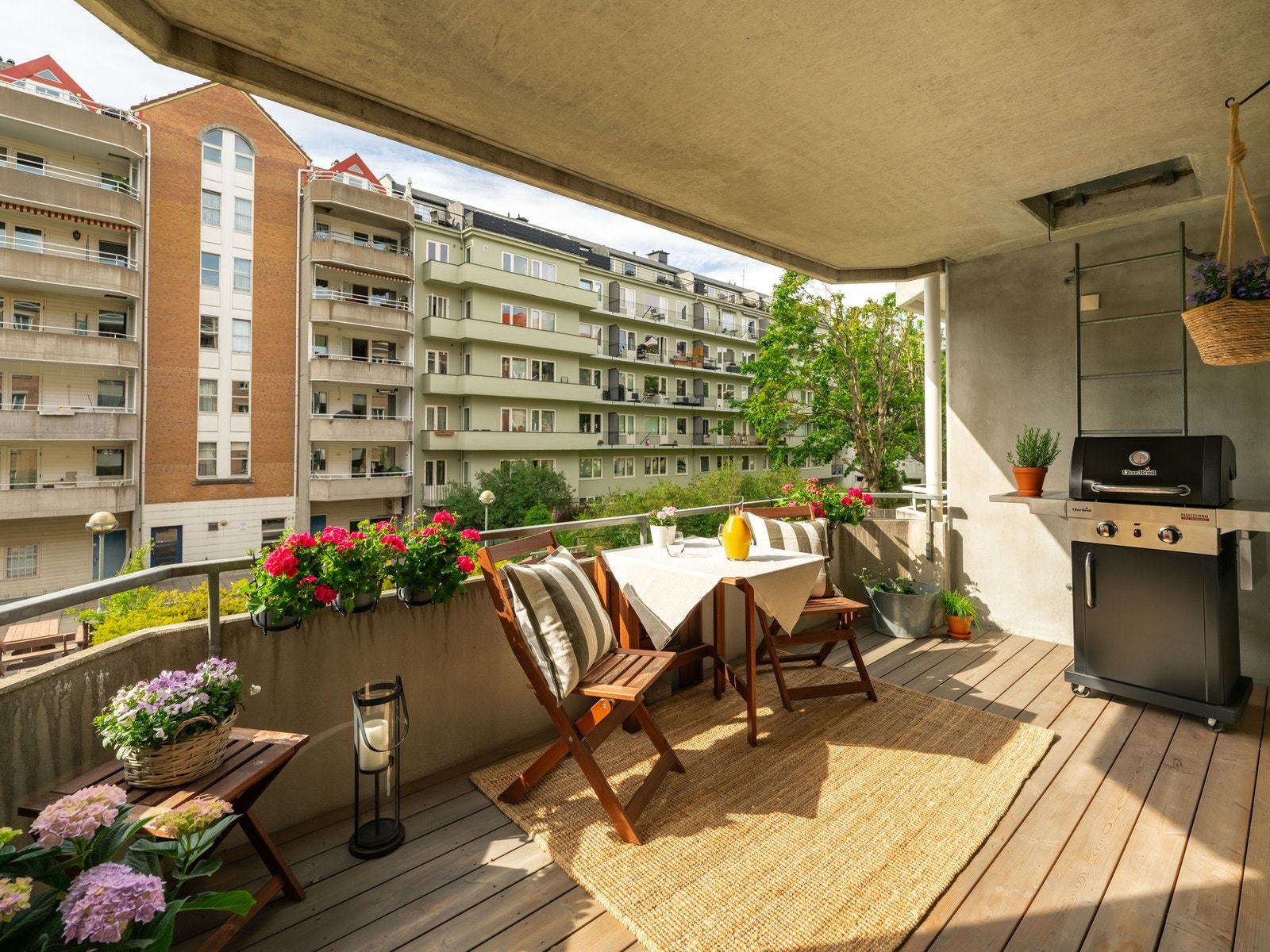 Her får du en lys og flott leilighet med en deilig og stor balkong i en høy 2. etasje. Galleribilde