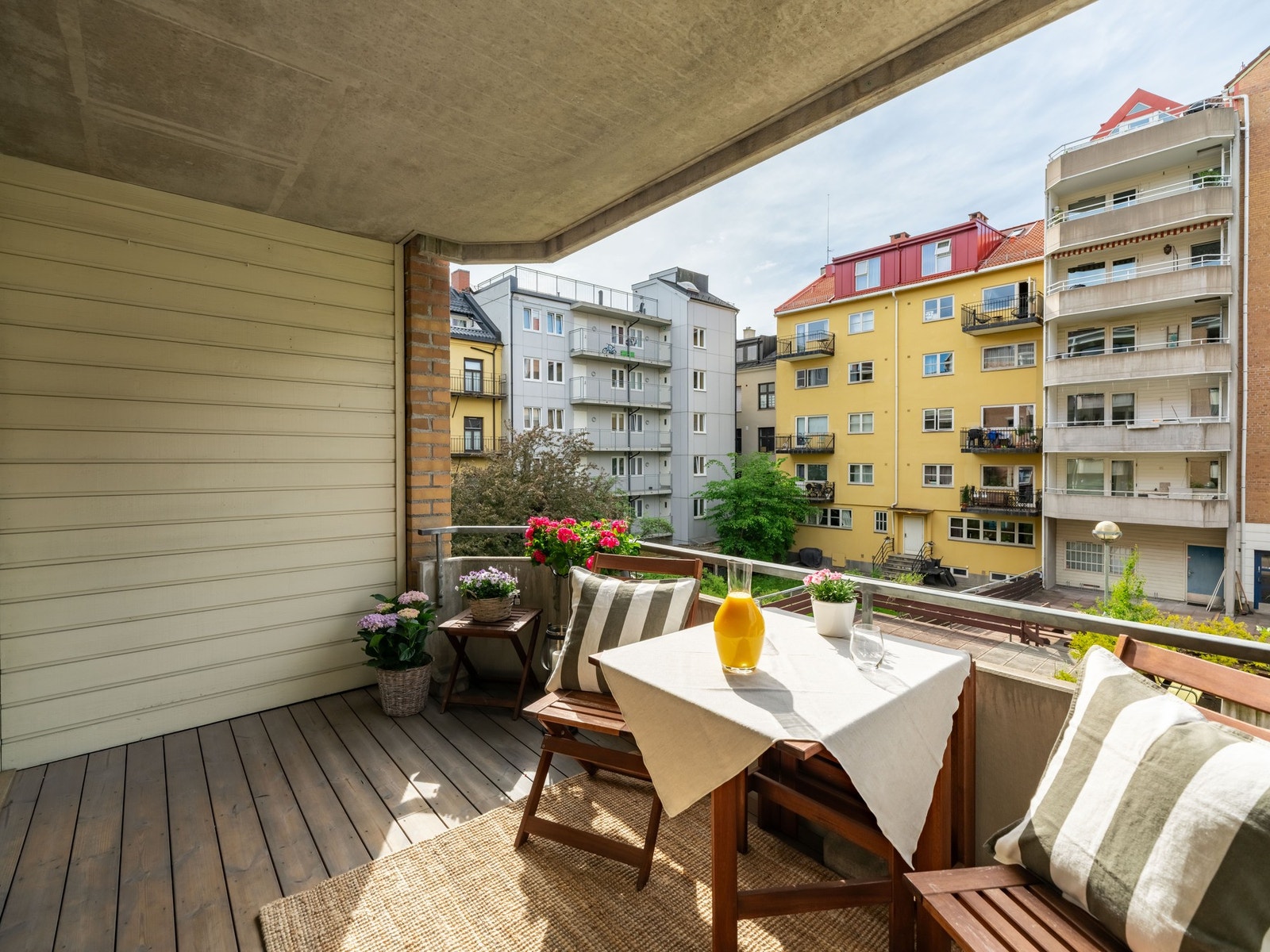 Balkongen er målt til 10 kvm, så her er det god plass til utemøbler, planter, grill og alt annet man har på en balkong. Galleribilde