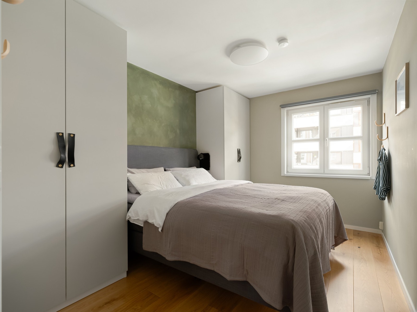 Rommet i midten brukes i dag som hovedsoverom. Her med plass til stor dobbeltseng og garderobeskap på hver side. Galleribilde