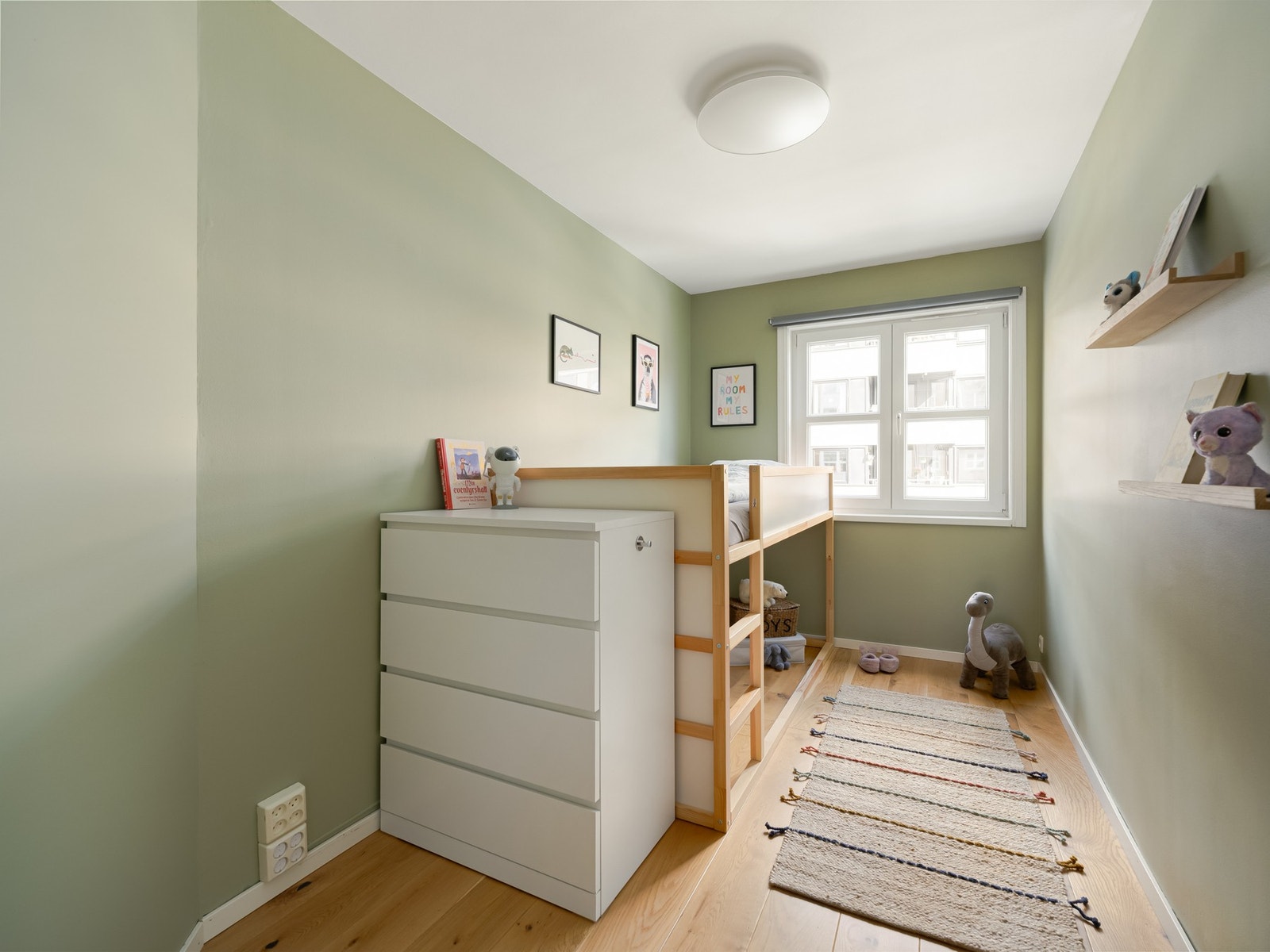 Boligen har totalt tre soverom, og vi starter med barnerommet som er nærmest kjøkkenet. Galleribilde