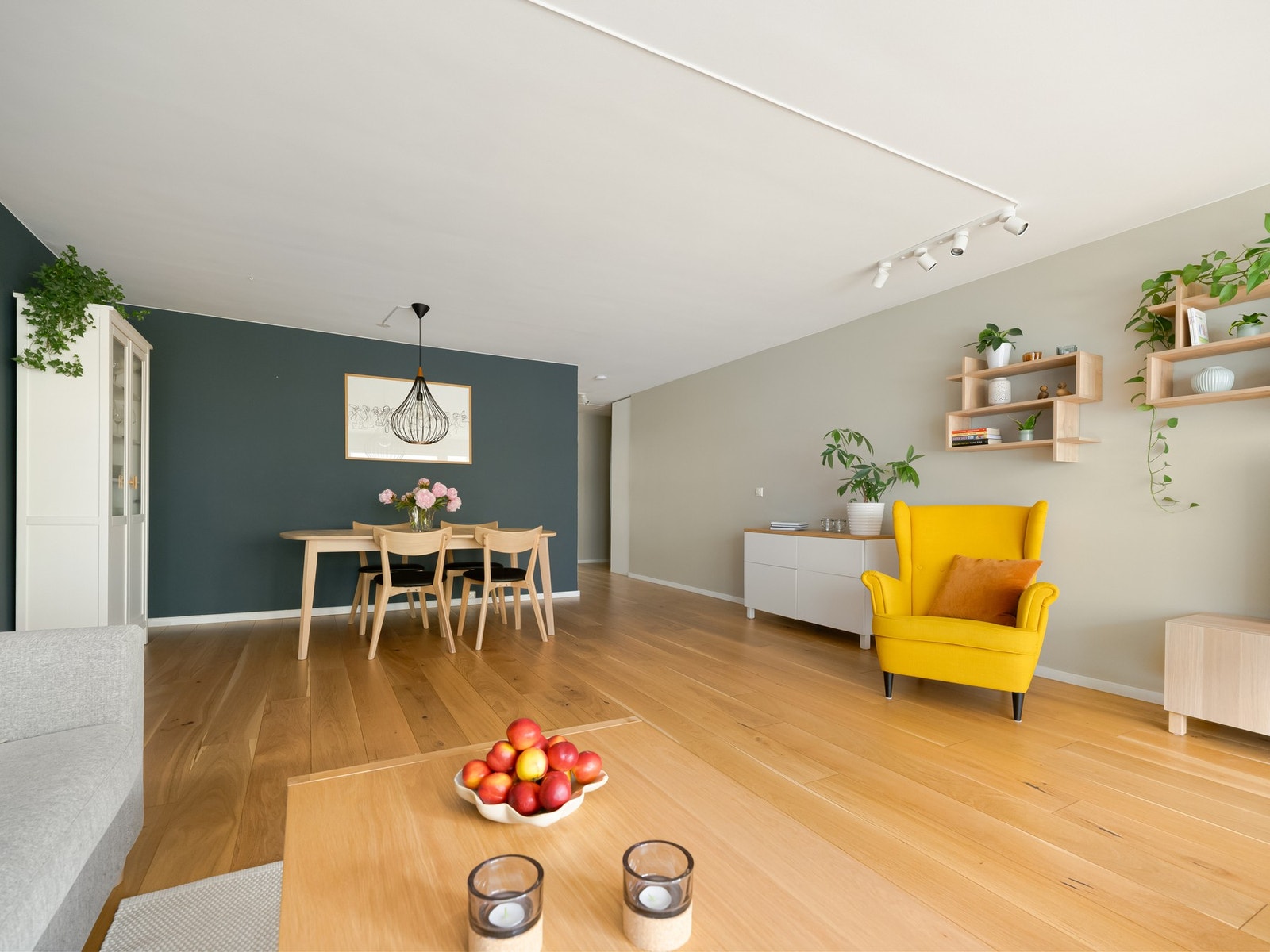 Selger har malt flere av overflatene i boligen i mai 2025. Galleribilde