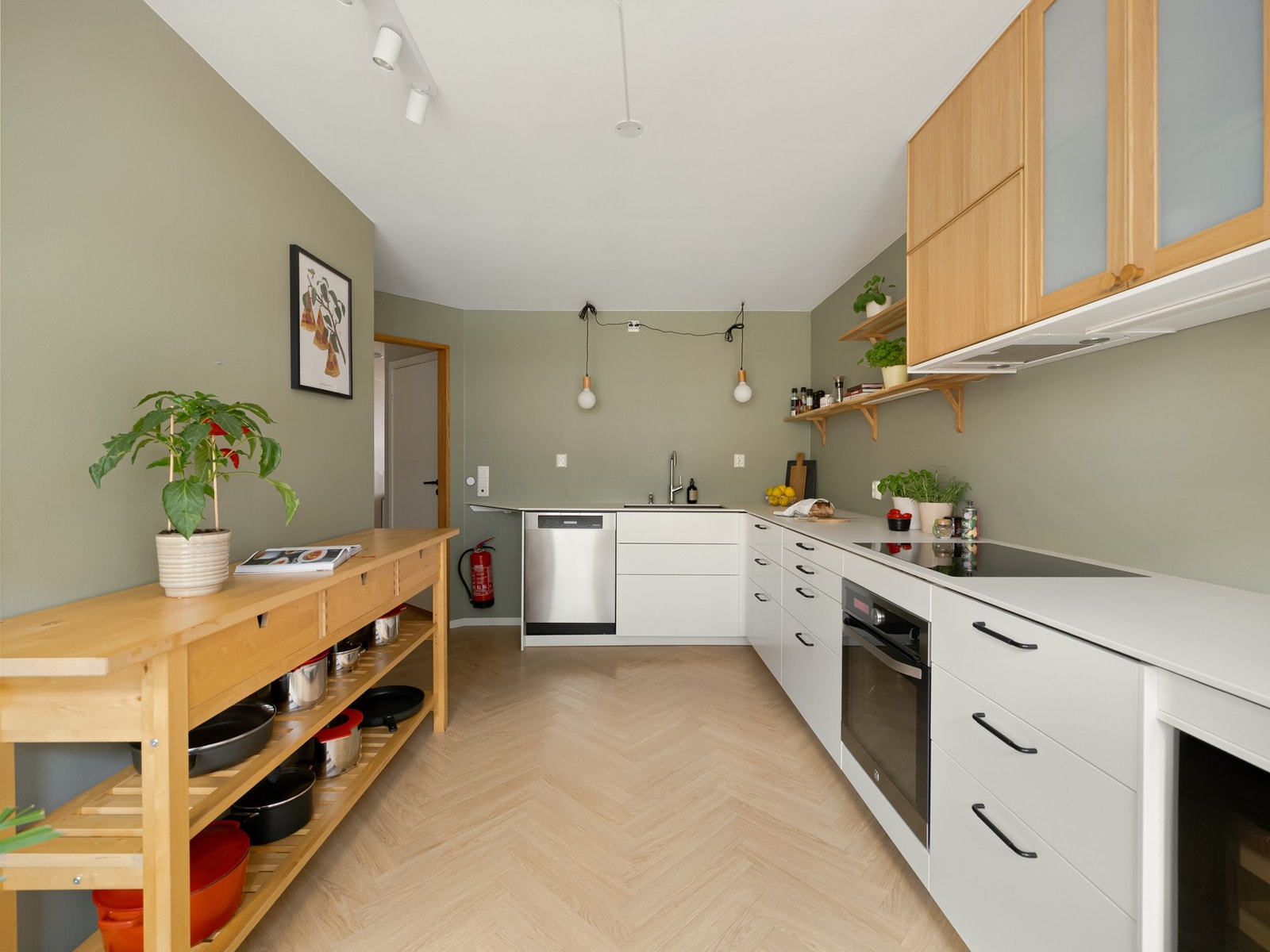 Det er varme i gulv, benkeplate i stein og integrert vinskap. Galleribilde