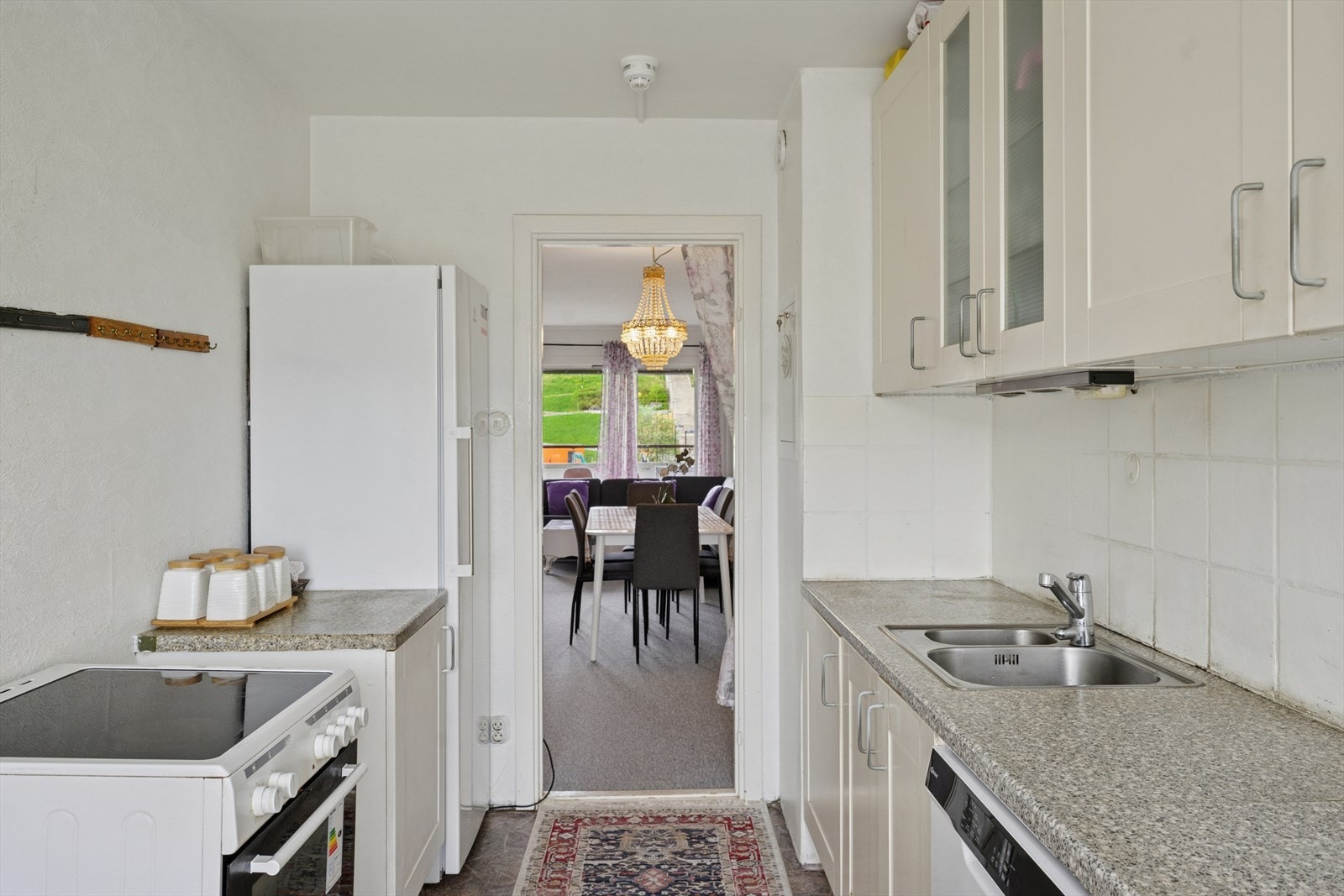 Kjøkkenet har profilerte fronter og en heltre benkeplate. Det er røropplegg til oppvaskmaskin. Galleribilde