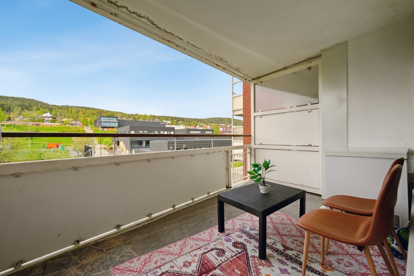 Romslig takoverbygd balkong med utsikt. Galleribilde