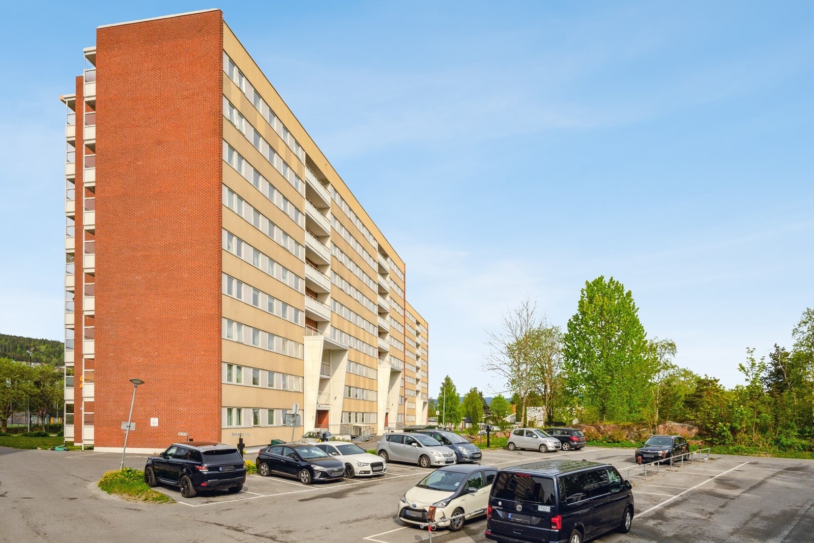 Boligen ligger i byggets 4. etasje og har kort vei til skole, barnehage og nærbutikk. Galleribilde