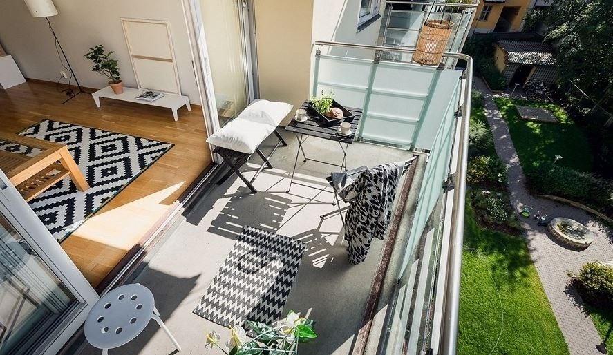 Solrik og flott balkong vender mot bakgård. Vestvendt Galleribilde
