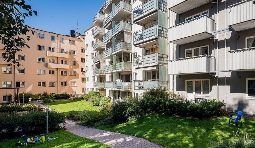 Stort opparbeidet fellesareal med hage og "leke" område Galleribilde