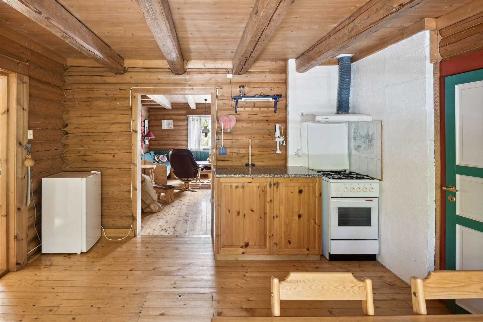 Kjøkkenet har adkomst til stua, gangen og det største soverommet Galleribilde