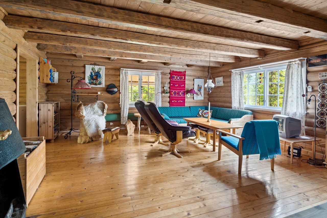 Velkommen til denne koselig tømmerhytta i Holmbekkvegen 37! Galleribilde