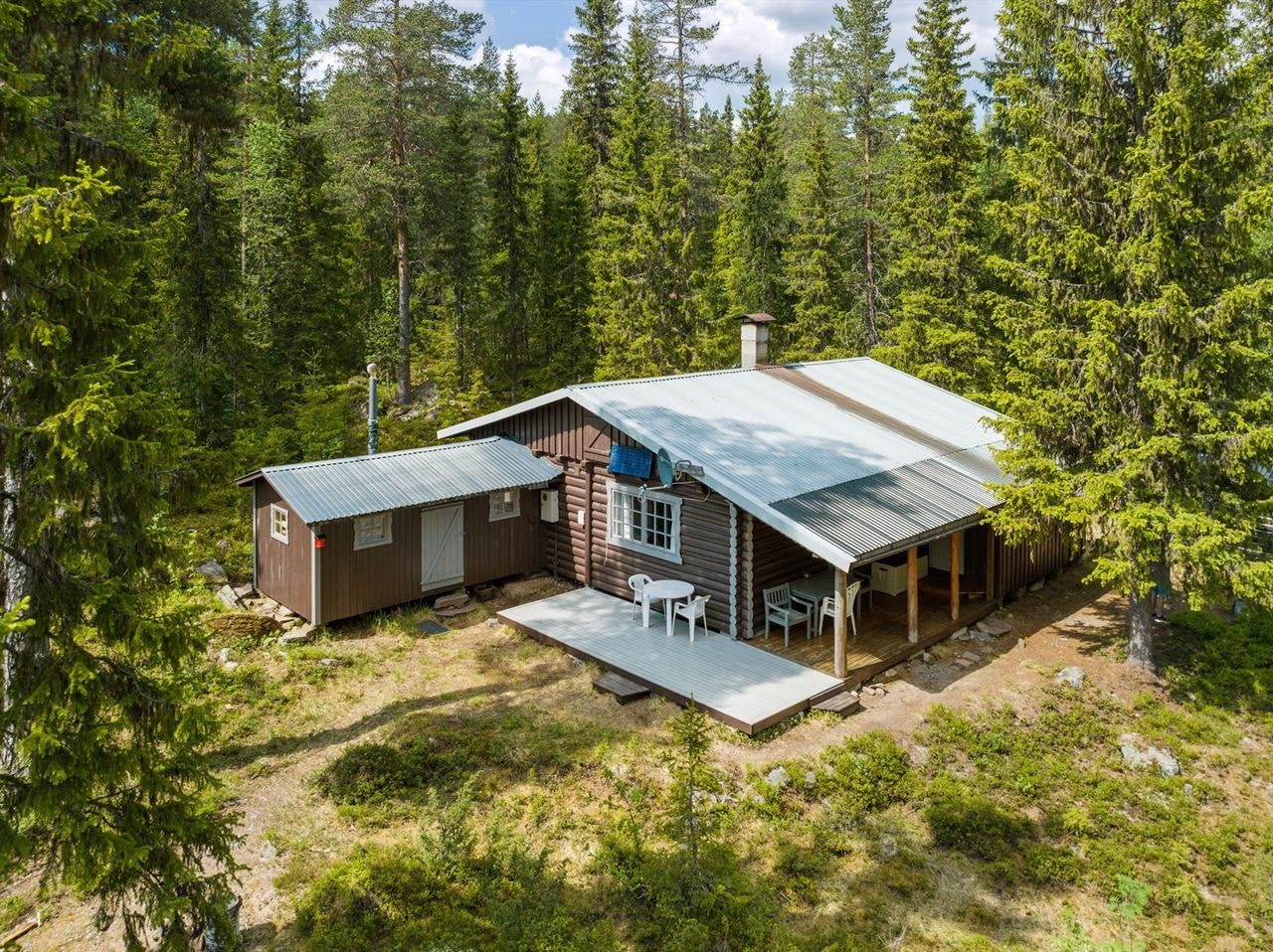 Tømmerhytte med mindre påbygg. Usjenert beliggenhet. Innlagt strøm og solcelleanlegg. Galleribilde