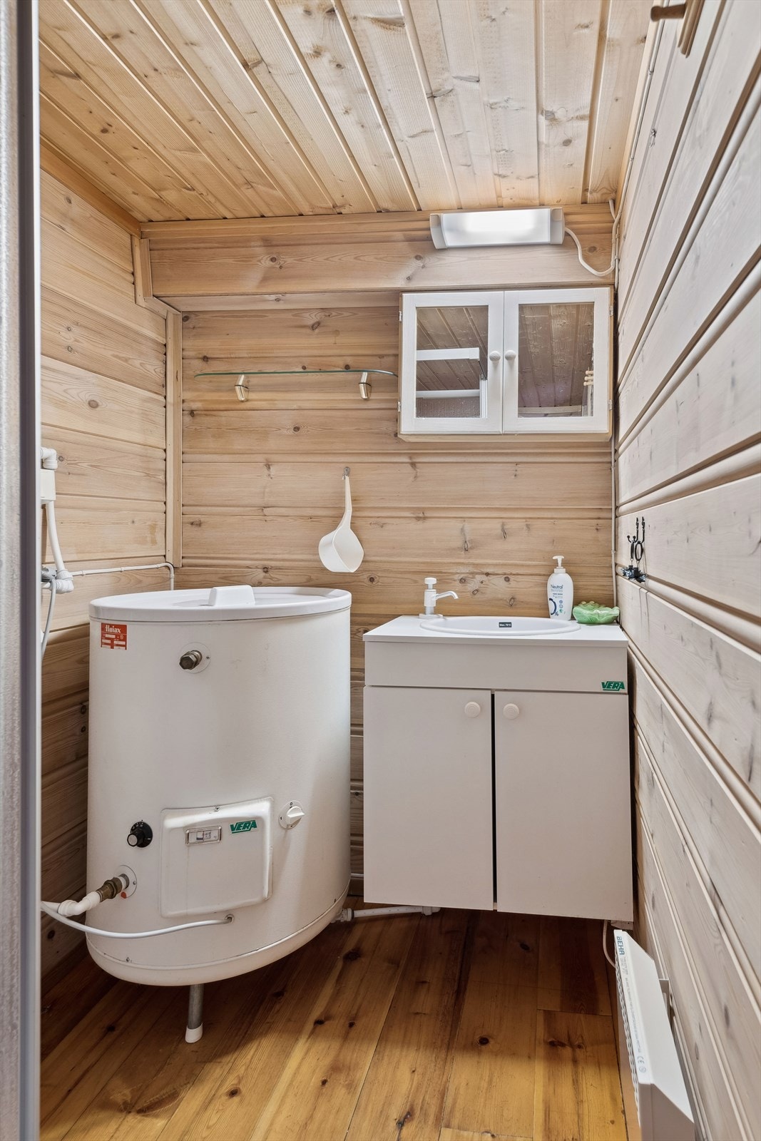 Bad med dusjkabinett, innredning med servant og mulldo. Vann fylles manuelt i berederen. Galleribilde