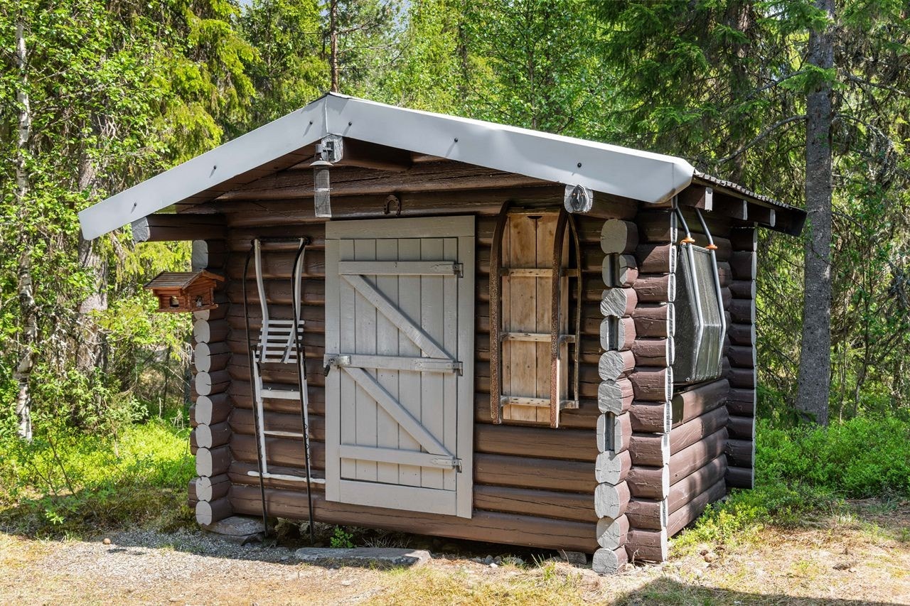 Frittstående laftet uthus for oppbevaring av sportsutstyr, verktøy og redskap Galleribilde