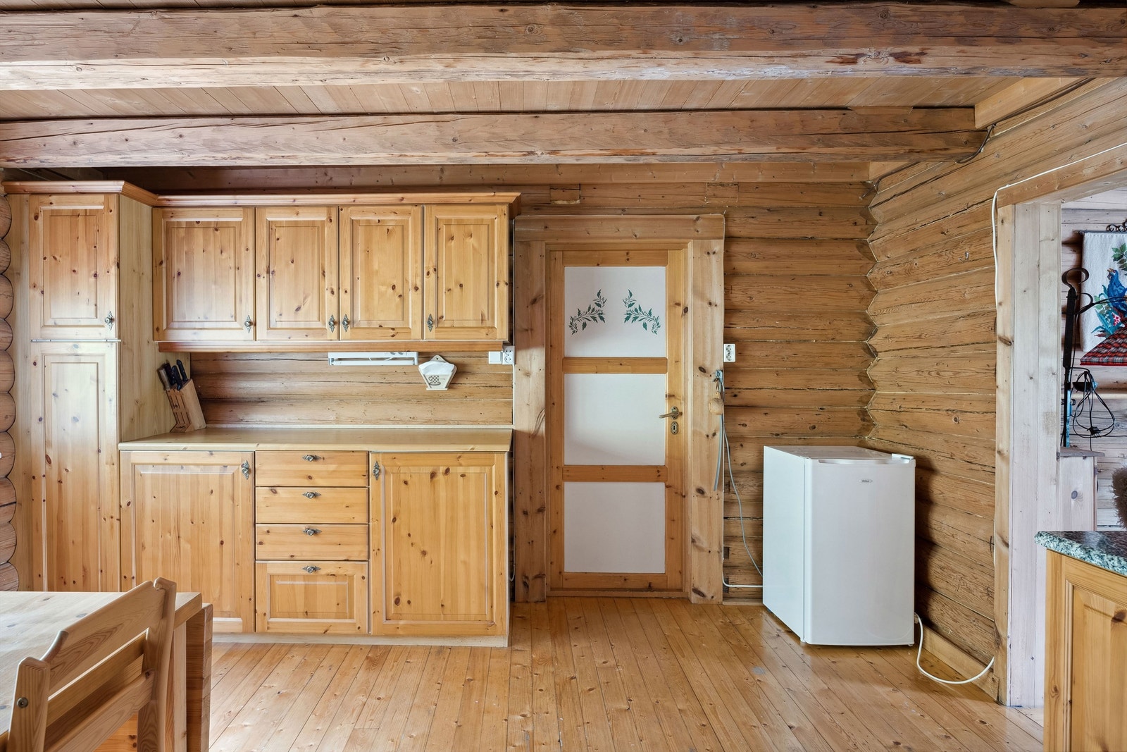 Innredning med profilerte fronter og åpen løsning for hvitevarer Galleribilde