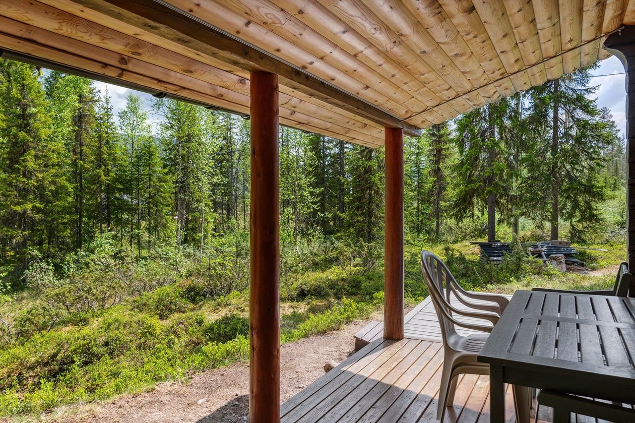 Terrassen er delvis overbygd og med plass til utemøblement Galleribilde