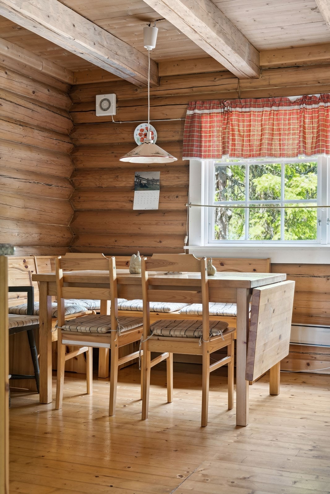 Koselig spiseplass ved vinduet Galleribilde