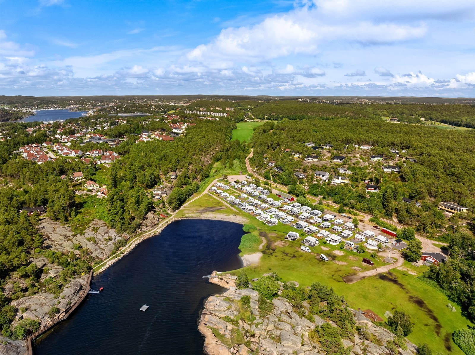 Til Enhuskilen er det enkel adkomst med bil. Sentrum er innenfor et fåtall minutter, samt i reell sykkelavstand. Galleribilde