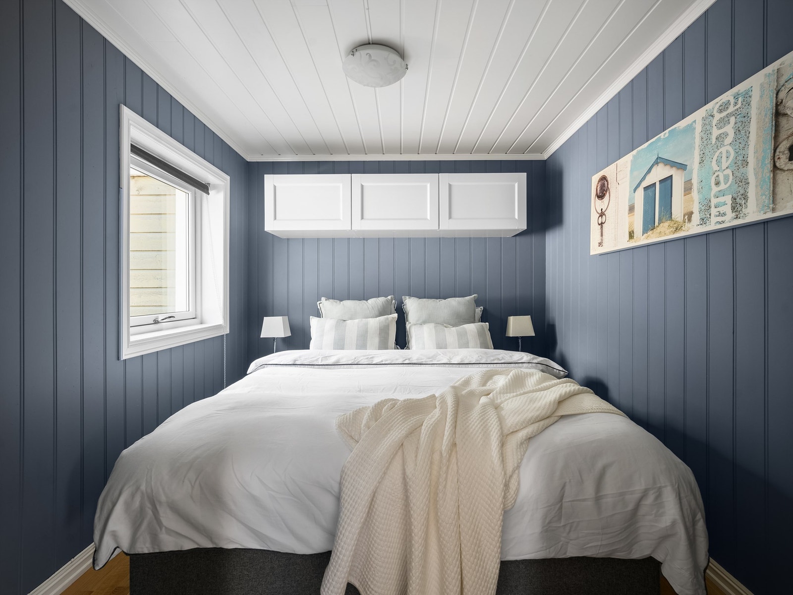 Hovedsoverommet er oppmålt til nær 7 kvm. og innredet med dobbeltseng. Galleribilde