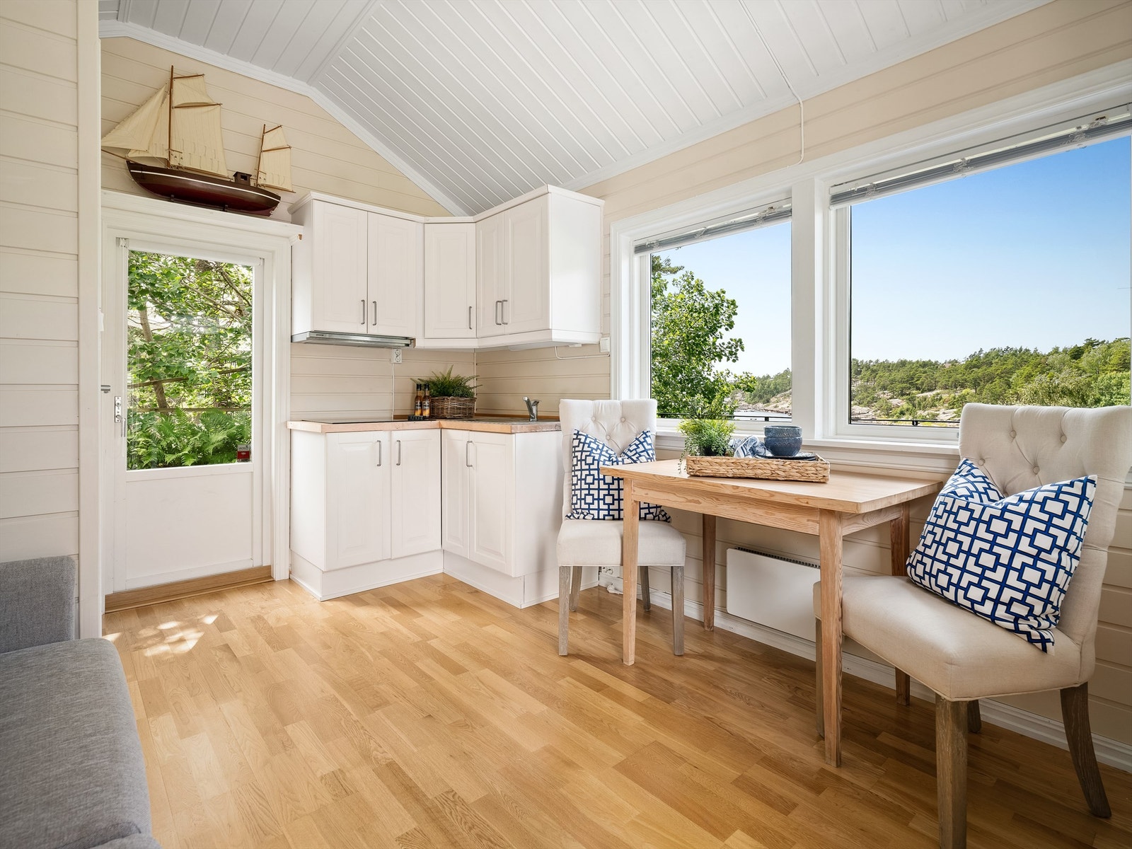 Annekset har innlagt strøm og vann, samt både kjøkkenkrok og et lite bad. Galleribilde