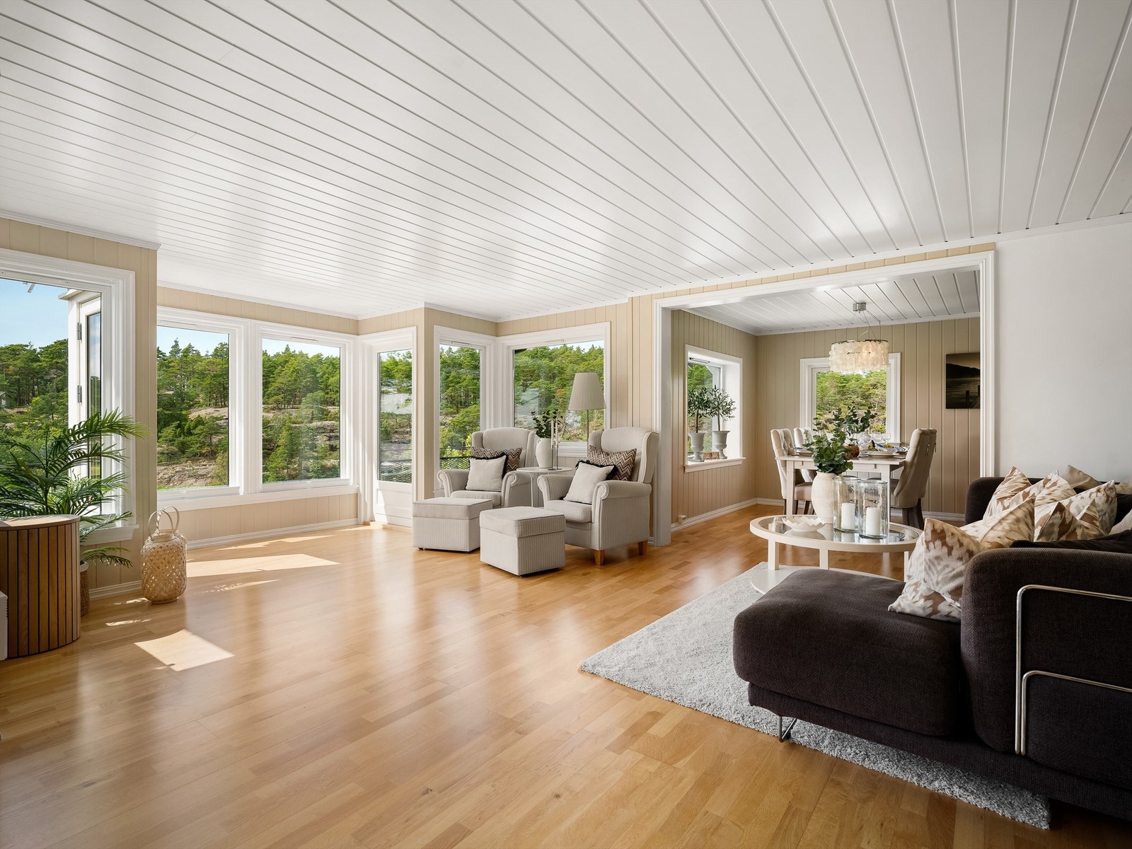 Stuenes store areal og ulike soner gir mulighet for opptil flere individuelle møbelgrupper. Galleribilde