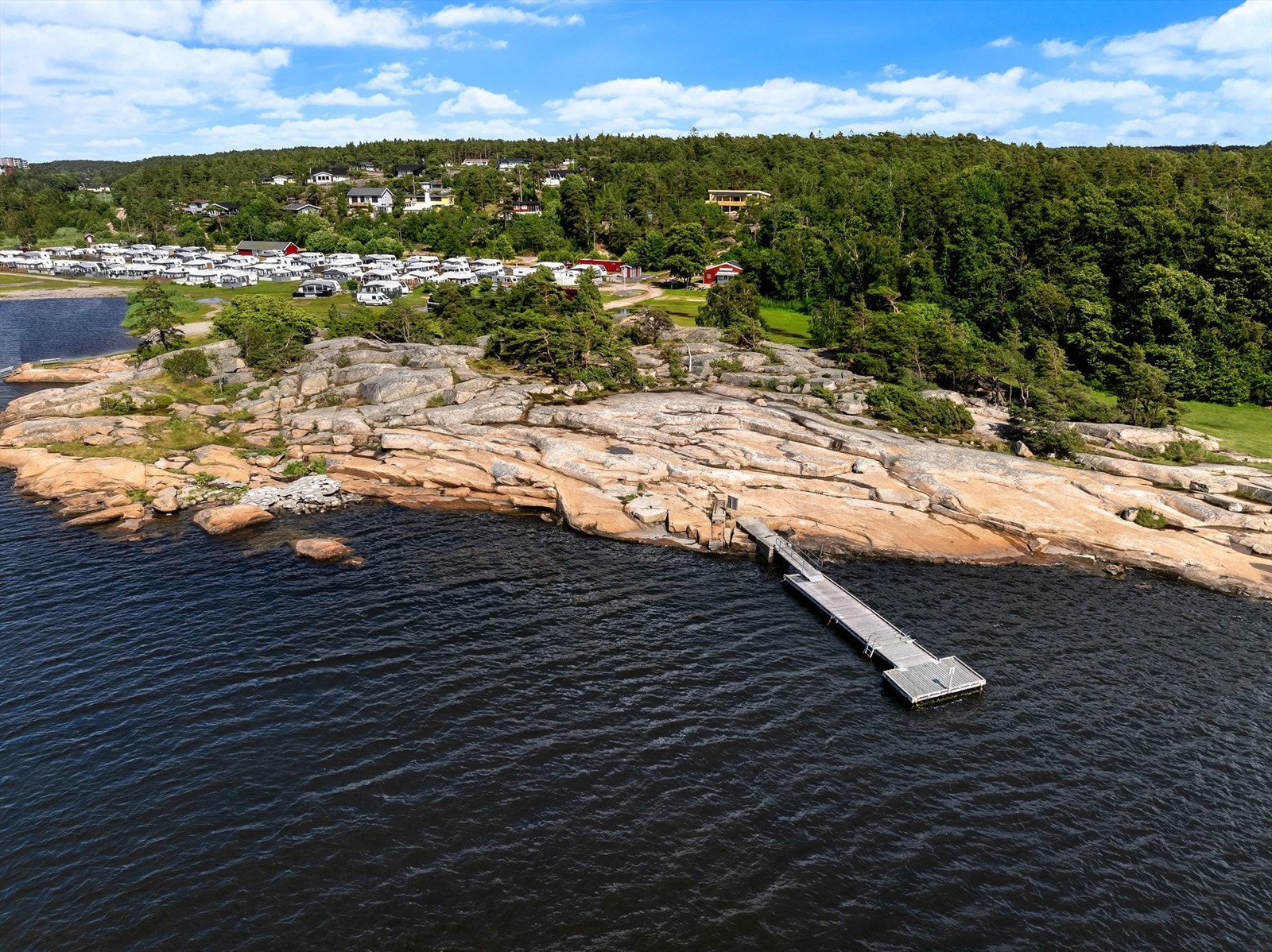 I Enhuskilen få meter nedenfor hytta er det både flott sandstrand og badeflåte. Galleribilde