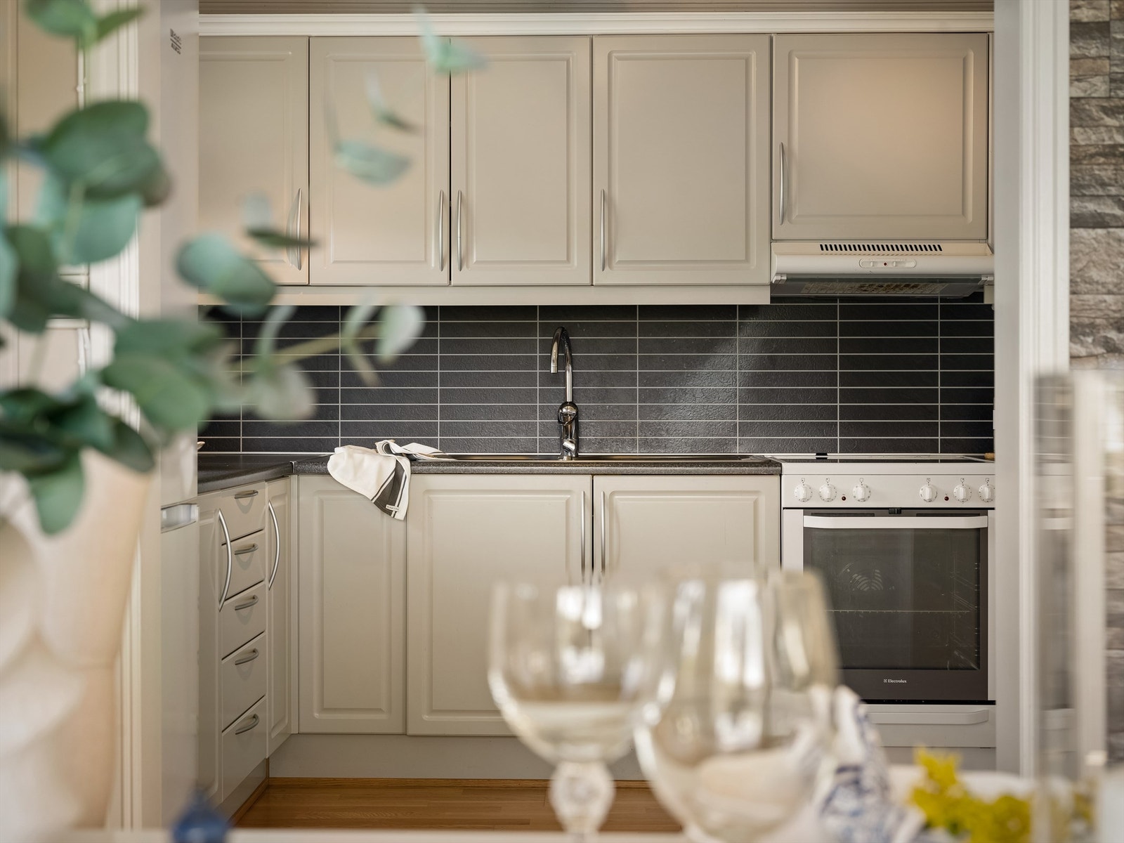 Kjøkkenet ble i 2005 oppgradert med ny innredning som i likhet med overflatene fra samme år er velholdt. Galleribilde