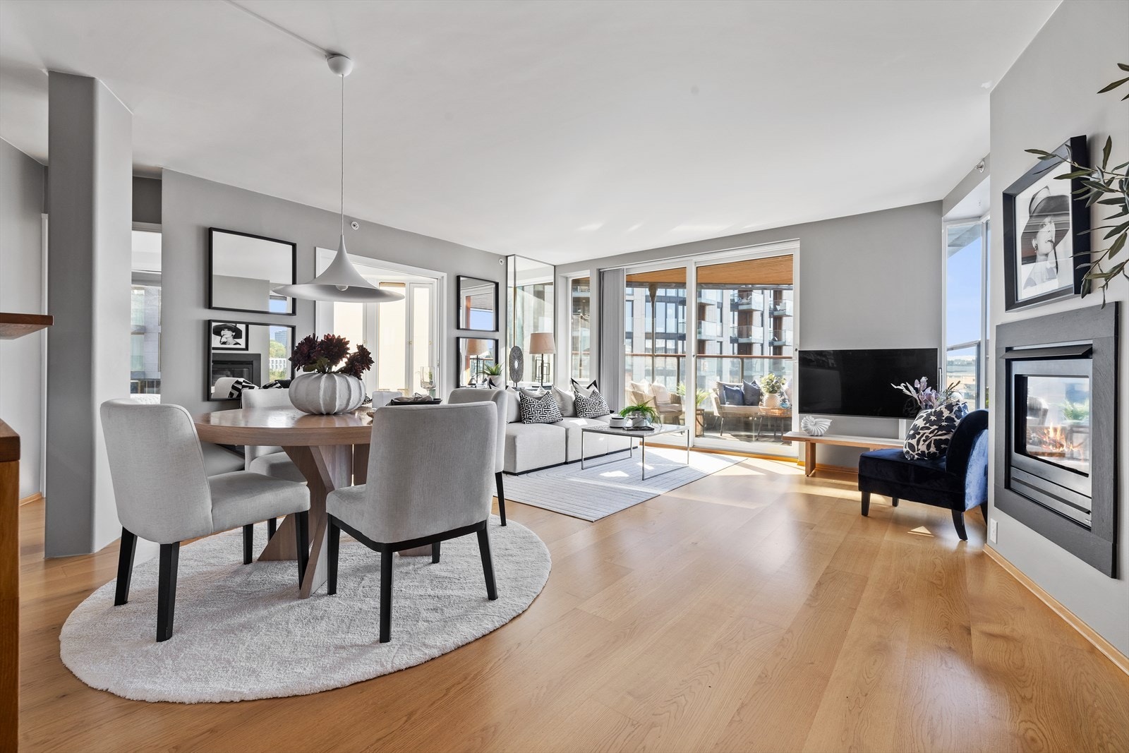 Romslig stue med hyggelig gassspeis og utgang til balkong. Galleribilde