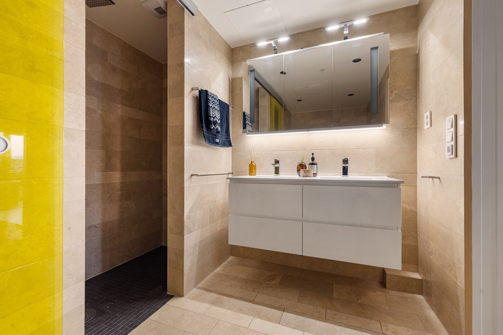 Skyvedør inn til dusjen. Galleribilde