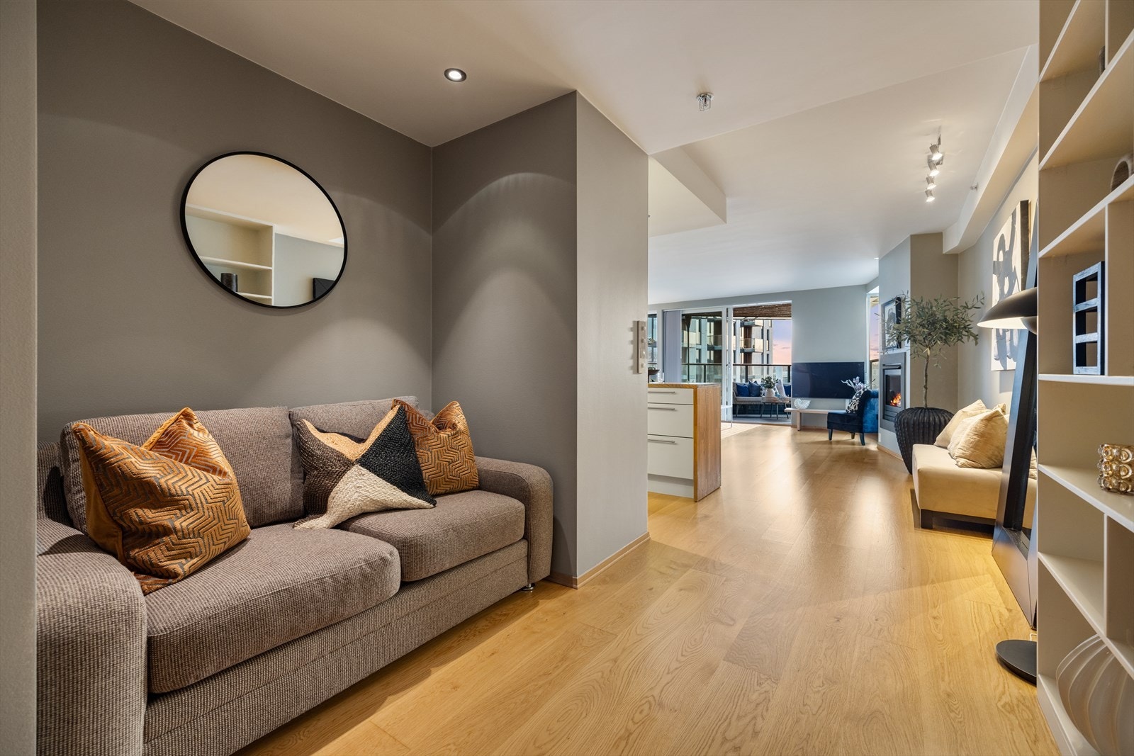 Stor gang med plass til tv-stue/kontor. Galleribilde