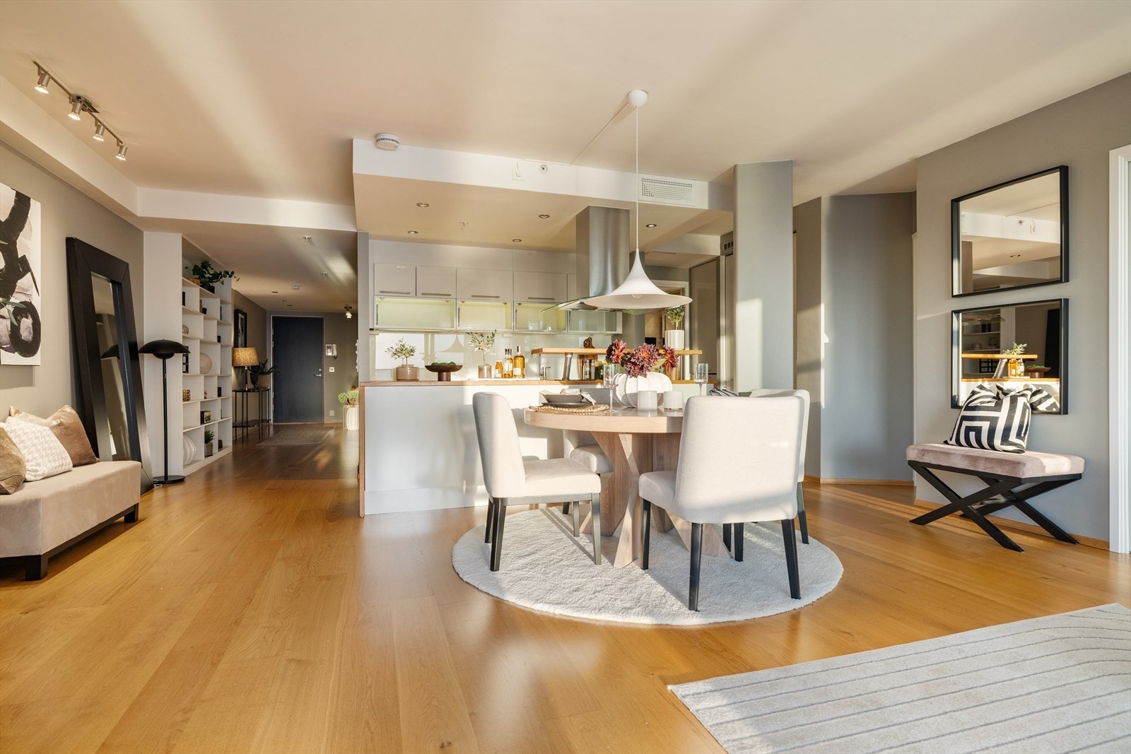 Stuen sett mot kjøkken og gangen. Galleribilde