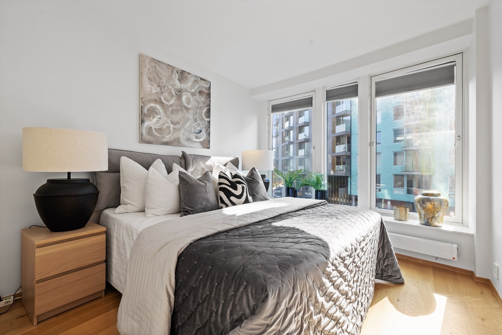 Lyst hovedsoverom med store vindusflater. Galleribilde