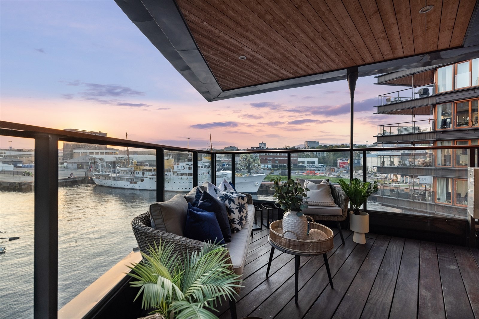 Flott balkong med sen kveldssol. Galleribilde