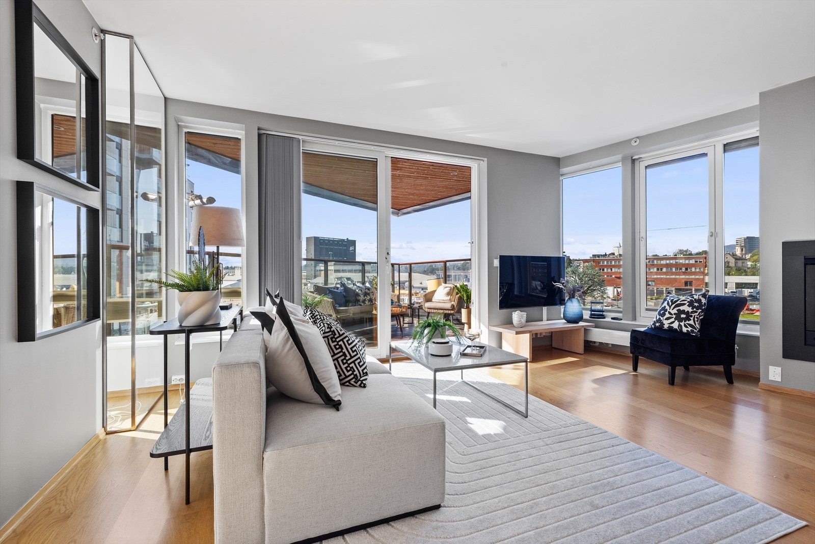 Utsyn mot vest fra stuen. Galleribilde