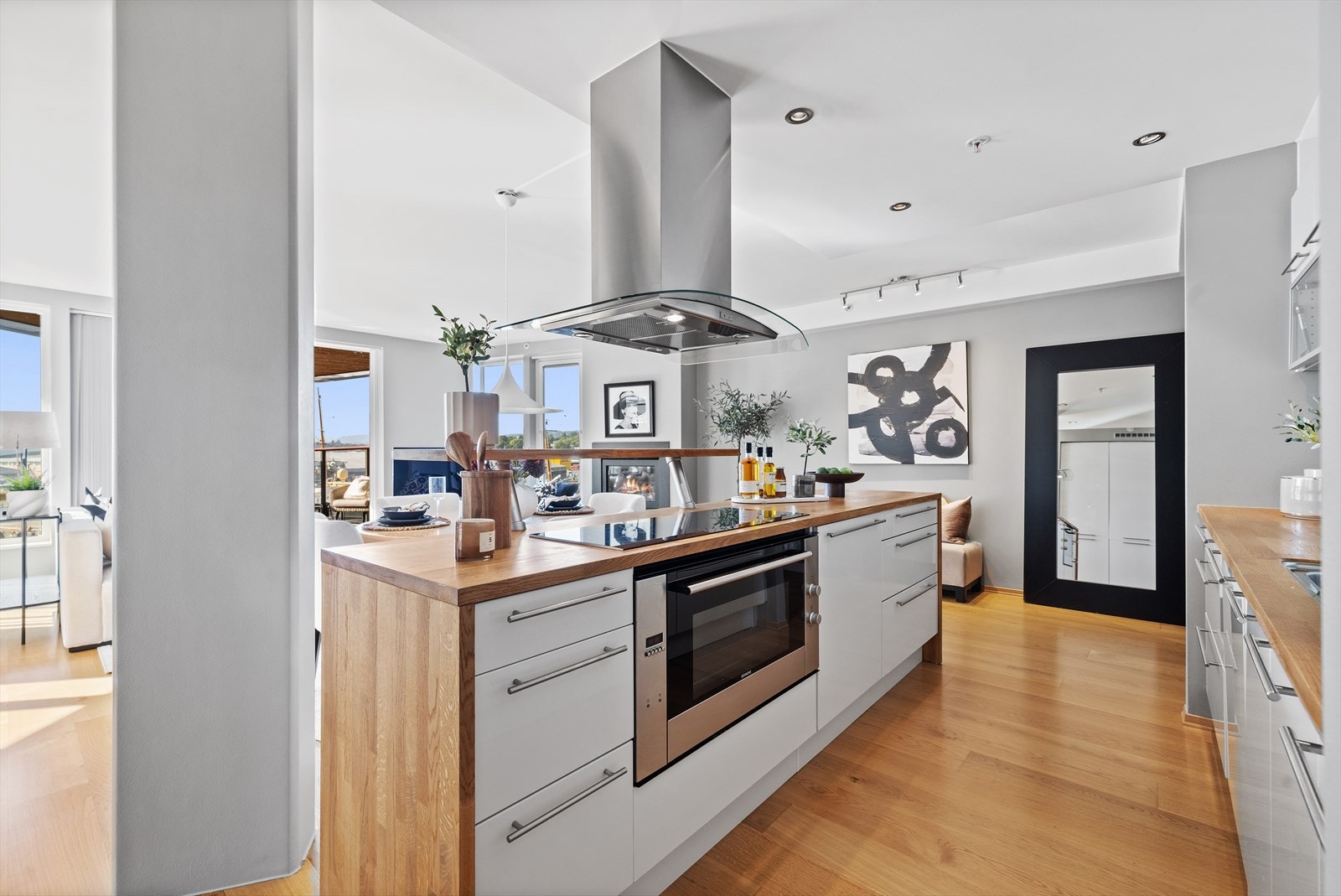 Kjøkken med intererte hvitevarer. Galleribilde