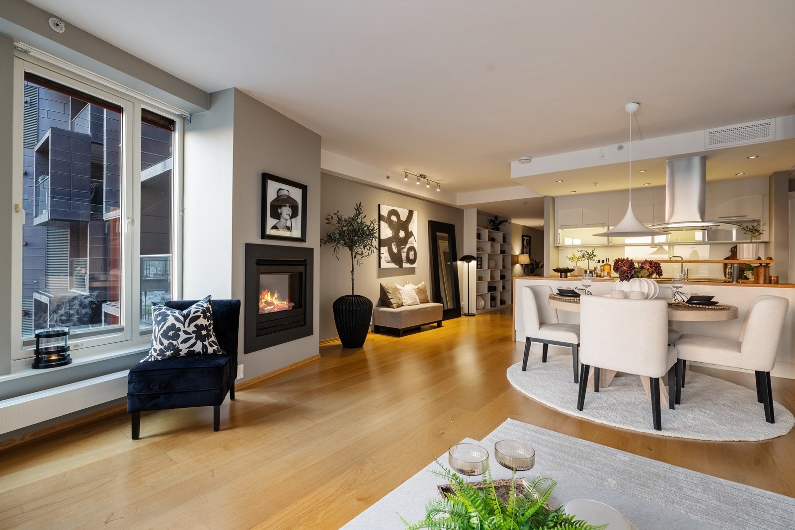 Åpen kjøkkenløsning mot stuen. Galleribilde