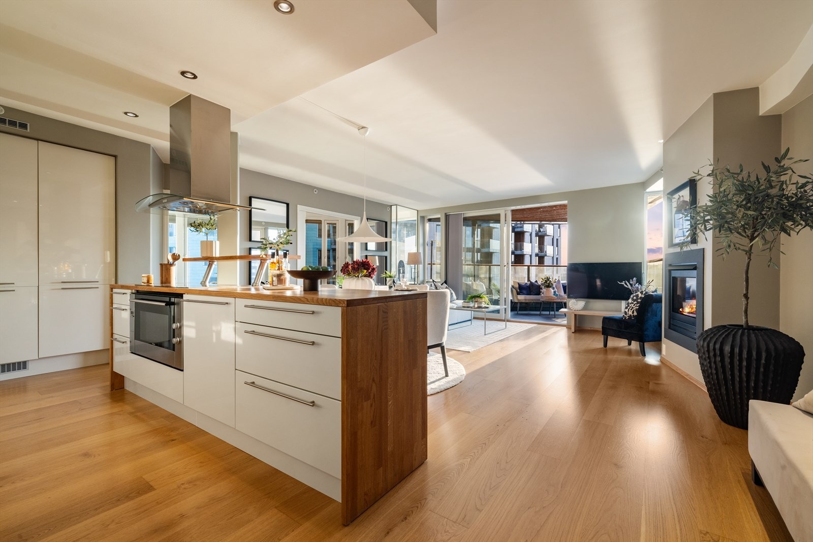 Hyggelig åpen løsning mellom kjøkkenet og stuen. Galleribilde