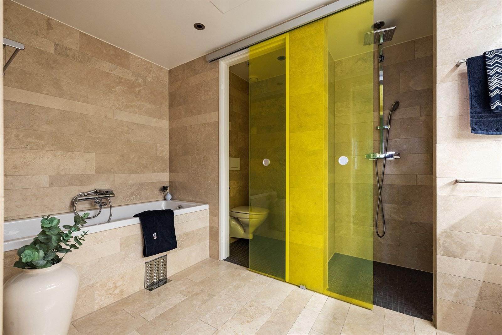 Romslig og meget delikat baderom. Galleribilde