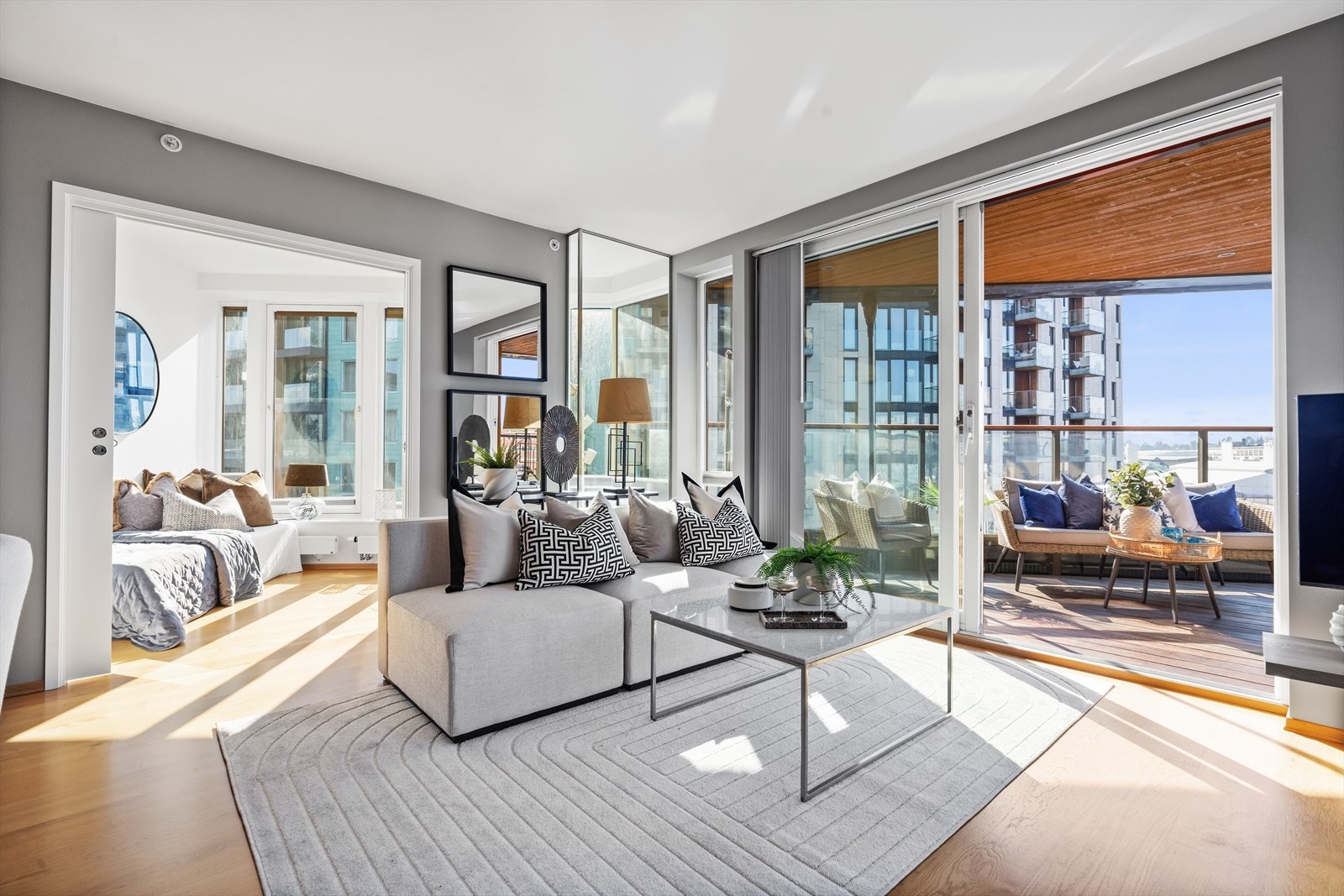 Leiligheten er meget lys med store vindusflater. Galleribilde