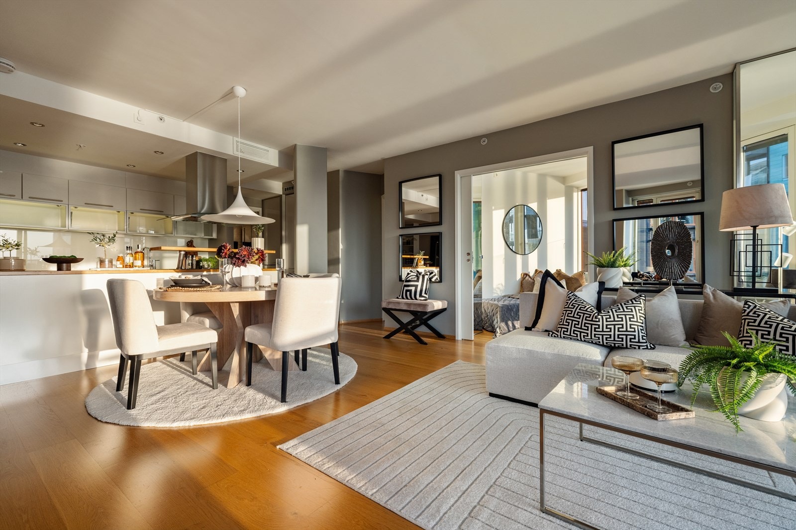 Fra stuen er det skyvedør inn til soverom 2. Galleribilde