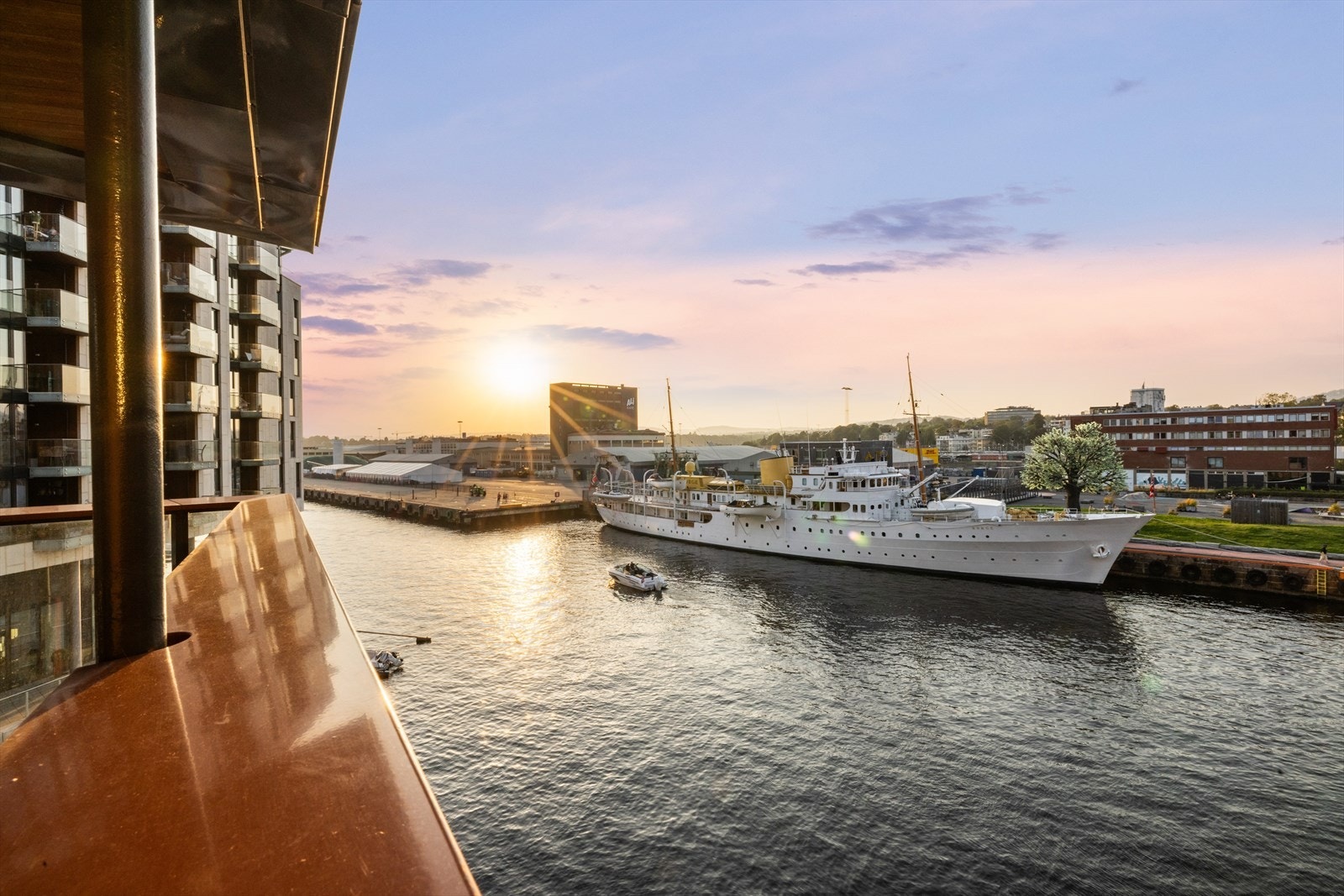 Kongeskipet legger ofte til kai vis-a-vis leiligheten. Galleribilde