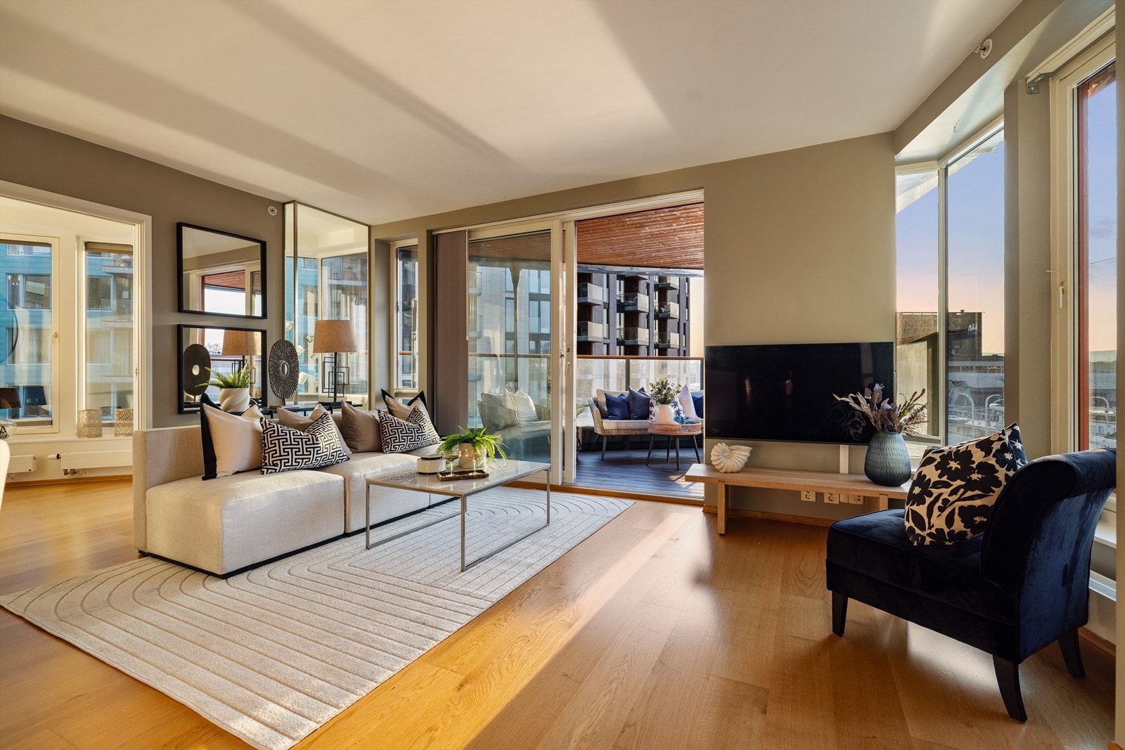 Store vindusflater i stuen ut mot sjøen. Galleribilde