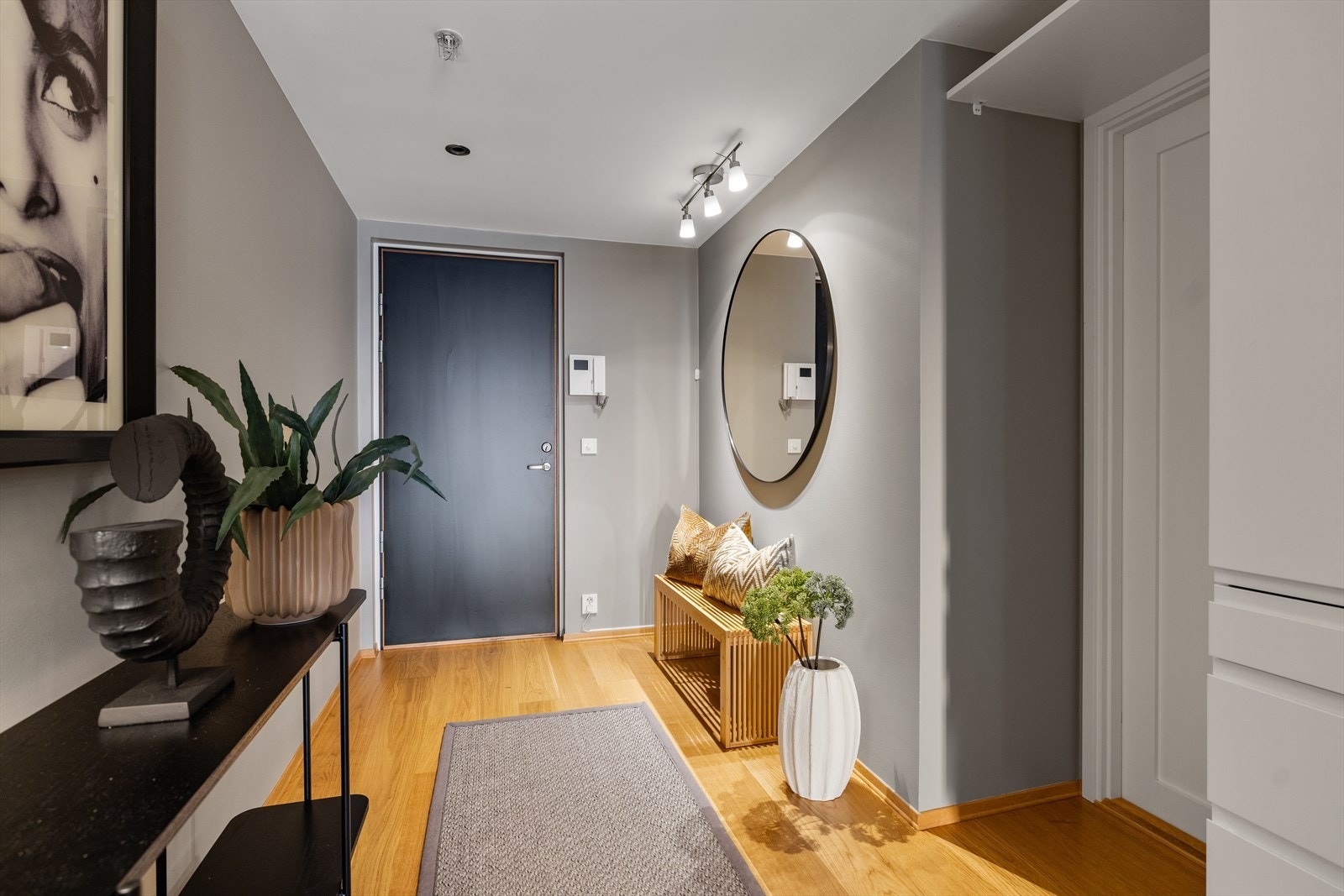 Fra gangen er det adkomst til praktisk garderobe og toalett. Galleribilde