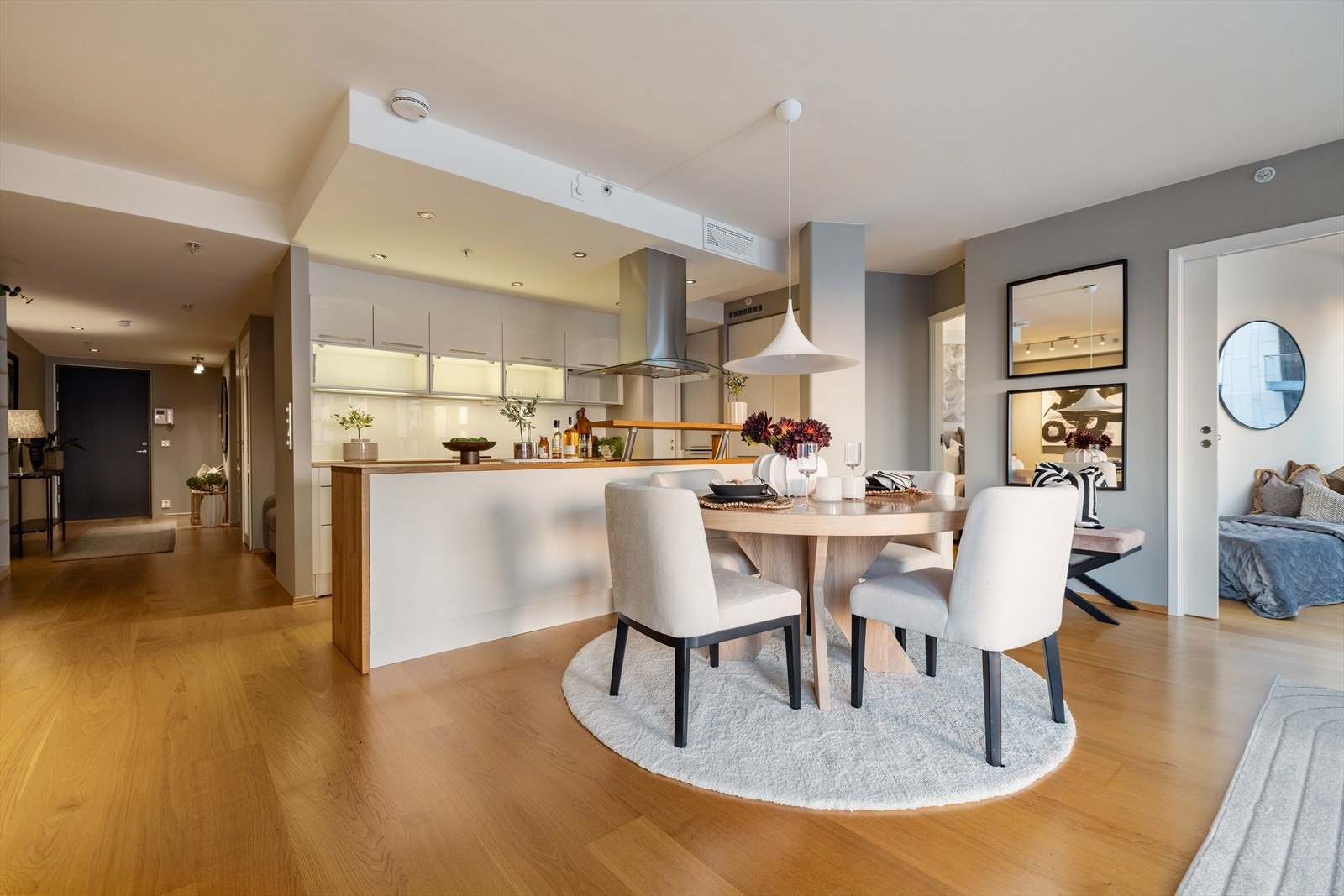 Det er enstavs eikeparkett i hele boligen. Galleribilde