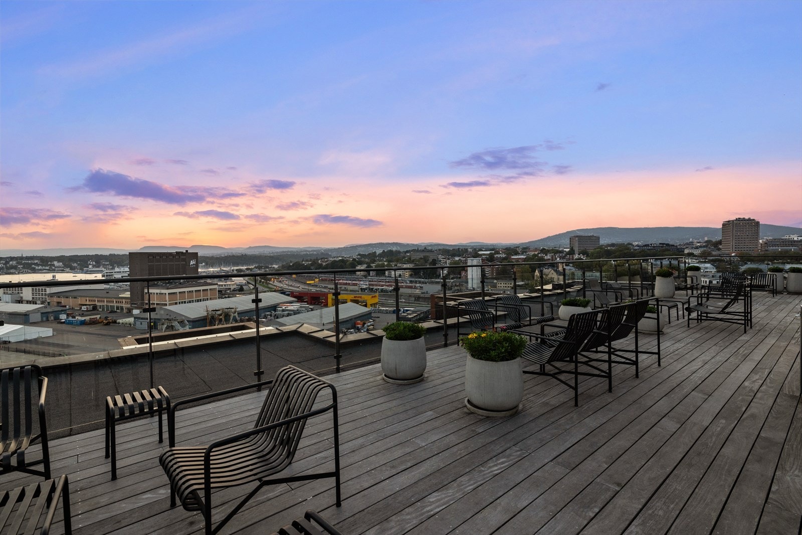 Fra takterrassen er det fantastisk utsikt. Her mot Holmenkollen og Bærumsmarka. Galleribilde