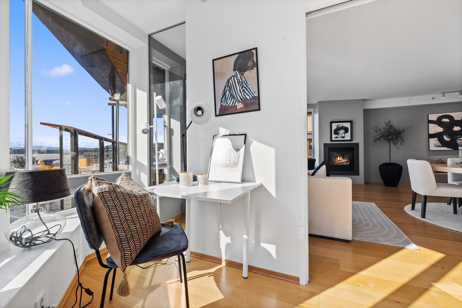 Soverom 2 er et flott kontor med fin utsikt. Galleribilde